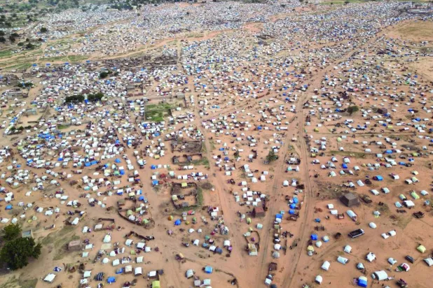 صورة جوية لملاجئ مؤقتة بأدري في تشاد للسودانيين الذين فرّوا من الصراع بدارفور (رويترز)