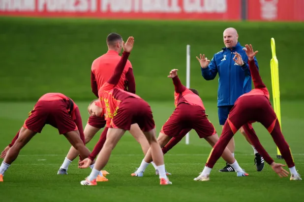 شون دايك مدرب فورست الجديد يراقب لاعبيه قبل مواجهة شتورم غراتس (د ب ا)