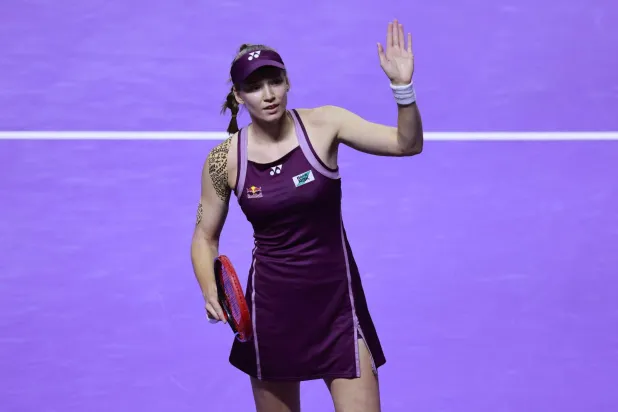 النجمة الكازاخستانية ترد التحية للجماهير التي ساندتها (رويترز)