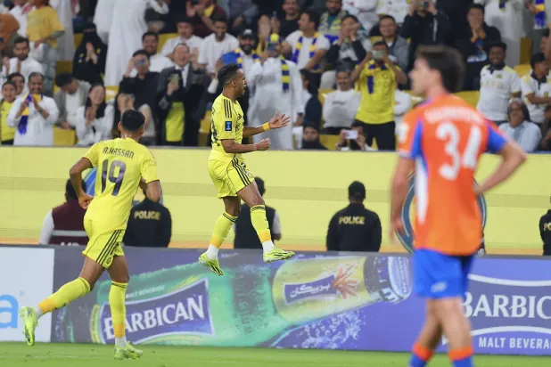 عبد الرحمن غريب يحتفل بهدفه الأول في شباك غوا (تصوير: عبد العزيز النومان) 
