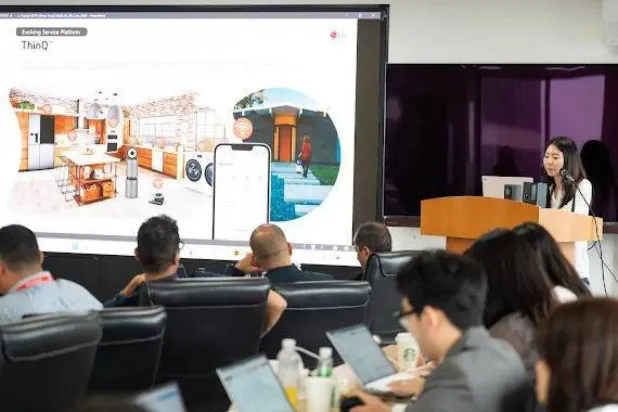  An LG employee showcases the company’s latest products (Asharq Al-Awsat)