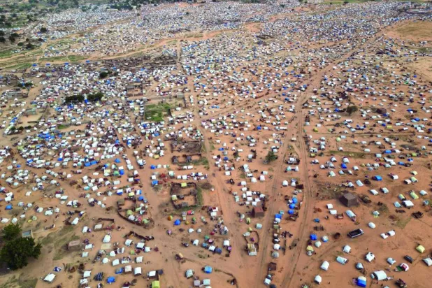 صورة جوية لملاجئ مؤقتة للسودانيين الذين فرّوا من الصراع في دارفور بأدري في تشاد (رويترز)
