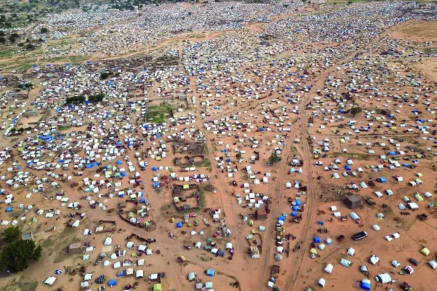 Çad'ın Adre kentinde, Darfur'daki çatışmalardan kaçan Sudanlılar için kurulan geçici barınakların havadan görünümü (Reuters)