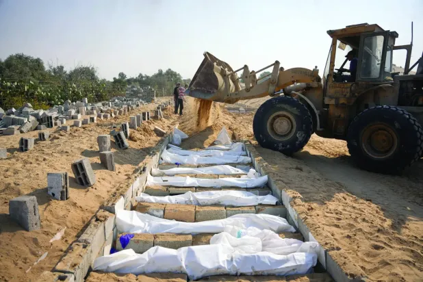 İsrail'in ateşkes anlaşması kapsamında teslim ettiği kimliği belirsiz Filistinlilerin cenazeleri dün Gazze Şeridi'ndeki Deyr el-Belah'ta toprağa verildi (AP).