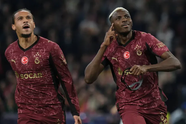 لاعب غلطة سراي فيكتور أوسمين وزميله ليروي ساني يحتفلان بعد تسجيل هدف (أ.ب).