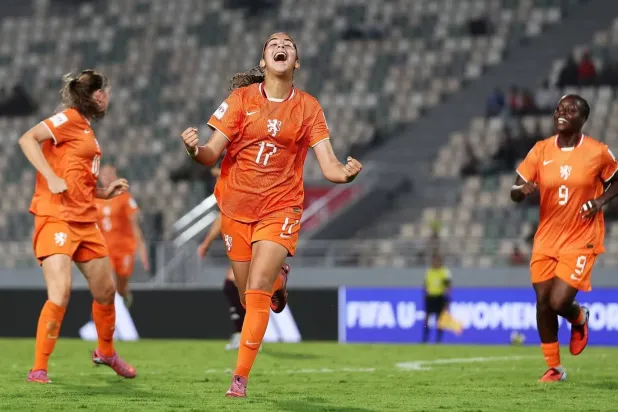 لاعبة هولندا لينا توزاني (الاتحاد الدولي لكرة القدم).