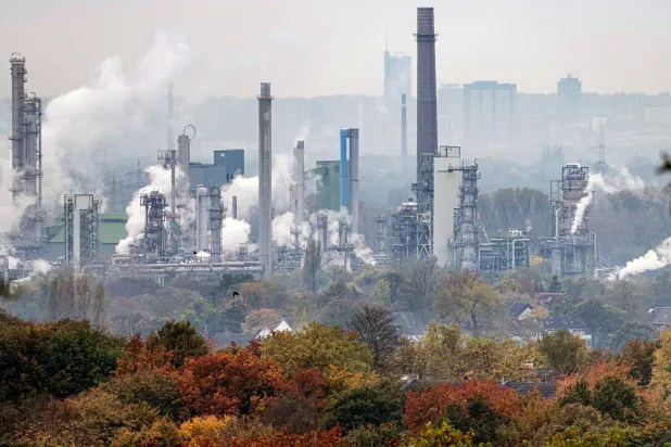 صفاة نفط تابعة لشركة «بي بي» تعمل في غيلسنكيرشن، ألمانيا (أ.ب)