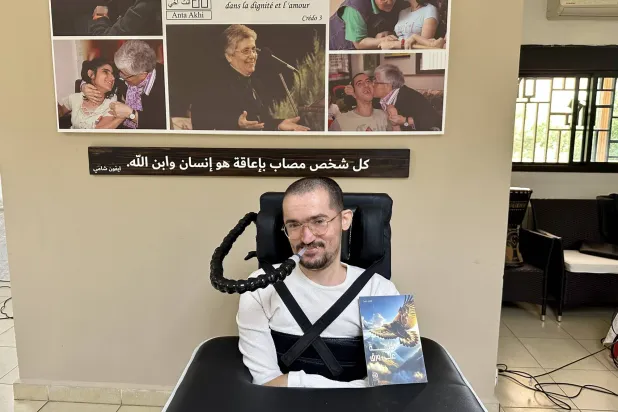 أصدر غسان جبرا كتاباً عن رحلته الجسدية والروحية مع الضمور العضلي (الشرق الأوسط)