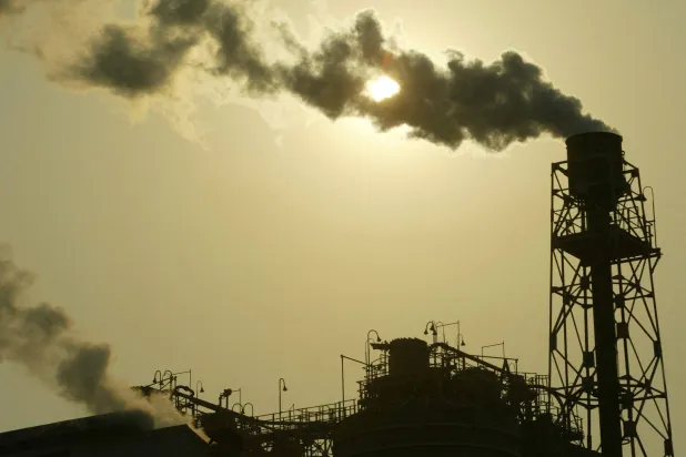 يتسبب الاحتباس الحراري في انتشار جزيئات الغاز والغبار وبخار الماء في الغلاف الجوي (رويترز)