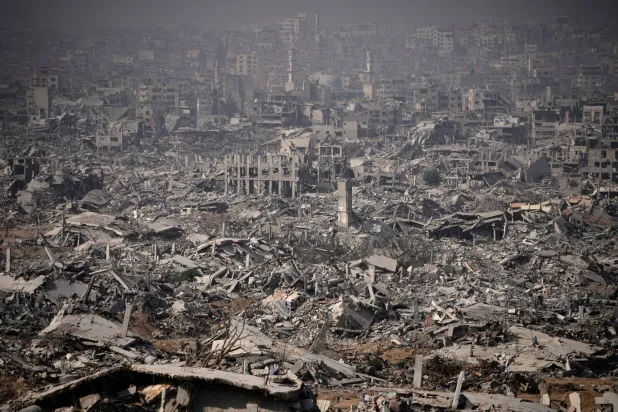 المباني التي دمرها الجيش الإسرائيلي في حالة خراب في حي الشجاعية بمدينة غزة (أ.ب)