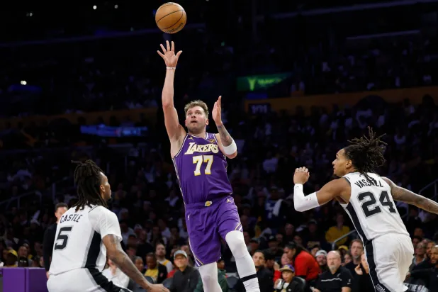 لوكا دونتشيتش يقود لوس أنجليس ليكرز للفوز على سان أنتونيو سبيرز وعملاقه الفرنسي فيكتور ويمبانياما (أ.ف.ب)