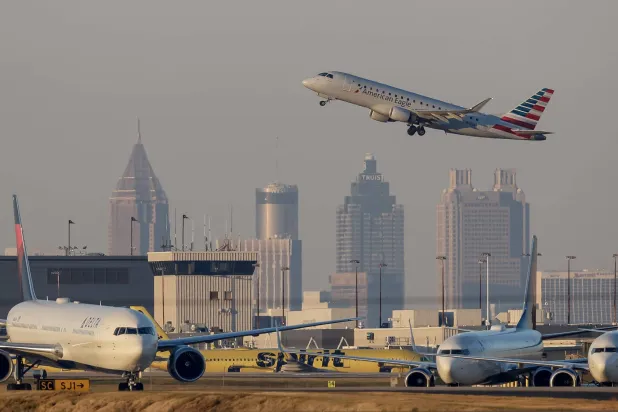 تغادر رحلة تابعة لشركة «أميركان إيغل» من مطار هارتسفيلد-جاكسون في أتلانتا بجورجيا (إ.ب.أ)