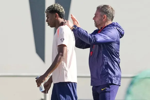 هانز فليك ولامين يامال (إ.ب.أ)