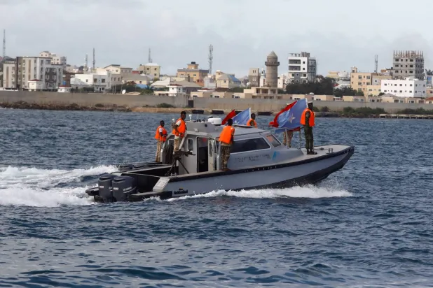 قوارب عسكرية صومالية تظهر بعد أن رست السفينة الحربية التركية F514 في ميناء مقديشو البحري (رويترز)