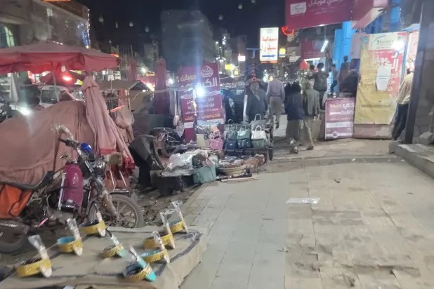 جانب من مقتنيات مستعملة يبيعها سكان في أحد شوارع صنعاء (الشرق الأوسط)