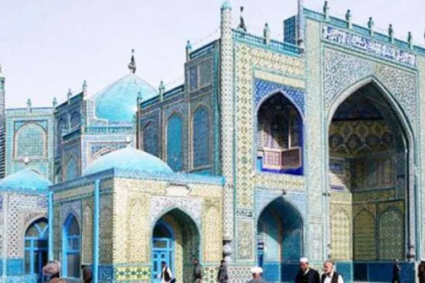 بعض المارة يتفقدون المسجد الأزرق في مزار شريف الاثنين (غيتي)