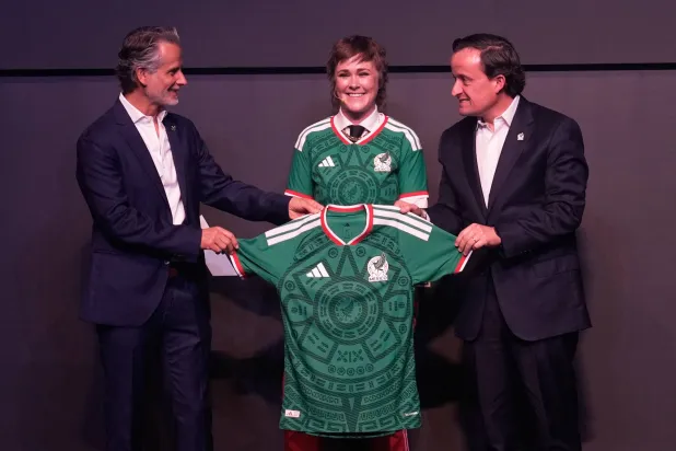 تأمل المكسيك في تحقيق مكاسب اقتصادية كبيرة عندما تستضيف مباريات في كأس العالم (أ.ب)