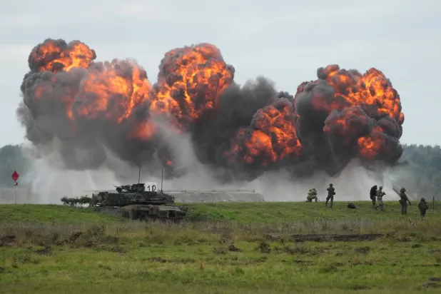 دخان يتصاعد خلال مناورات عسكرية في أورزيسز ببولندا... 17 سبتمبر 2025 (أ.ب)