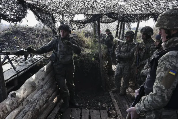 حكومة جنوب أفريقيا تحقق في كيفية انضمام 17 من مواطنيها إلى قوات المرتزقة المشاركة بالصراع بين روسيا وأوكرانيا (إ.ب.أ)