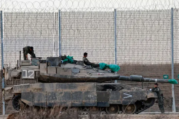 An Israeli tank stands on the Israeli side of the border with Gaza, in Israel, October 19, 2025. REUTERS/Amir Cohen 