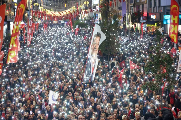 مشاركون في تجمع لحزب «الشعب الجمهوري» في إسطنبول يرفعون صورة لإمام أوغلو ليل 5 نوفمبر (حساب الحزب في إكس)