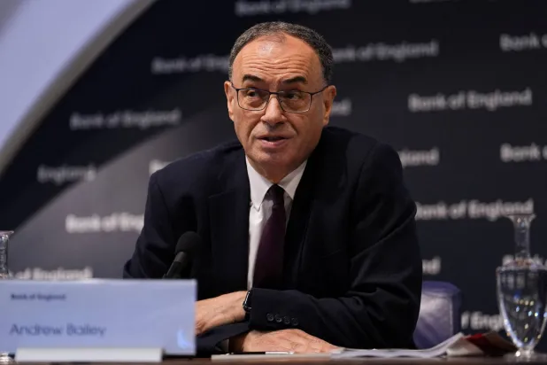 محافظ بنك إنجلترا أندرو بيلي خلال مؤتمر الاستقرار المالي في لندن يوم 7 أغسطس 2025 (رويترز)