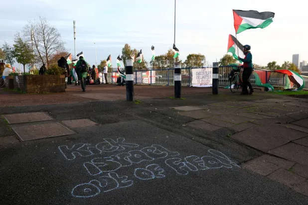 نُشر أكثر من 700 شرطي في برمنغهام تحسباً لتنظيم احتجاجات بين أستون فيلا وضيفه مكابي تل أبيب الإسرائيلي (رويترز)