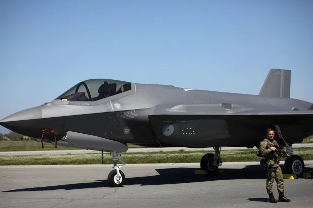 جندي هولندي يقف قرب طائرة «إف - 35» تابعة لسلاح الجو الملكي الهولندي بقاعدة «غراف إغناتيفو» الجوية في بلغاريا (أرشيفية - رويترز)