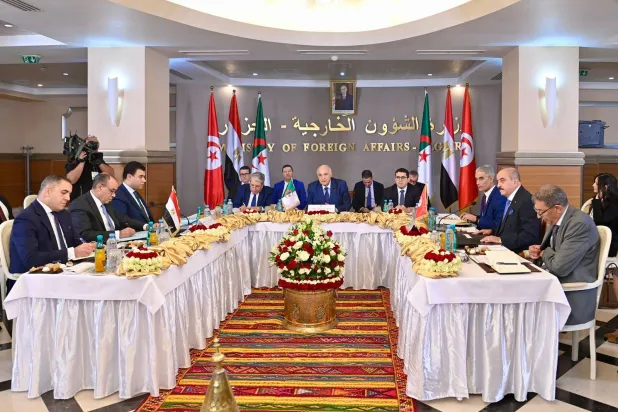 جانب من اجتماع وزراء خارجية الجزائر ومصر وتونس في الجزائر لبحث الأزمة الليبية (وزارة الخارجية المصرية)