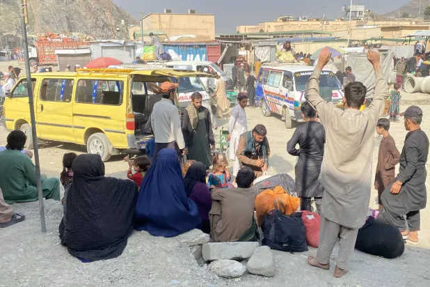 لاجئون أفغان يتجمعون عند الحدود للعودة من باكستان إلى بلادهم (إ.ب.أ)