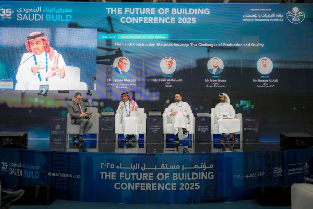 إحدى الجلسات الحوارية في معرض البناء السعودي (الشرق الأوسط)