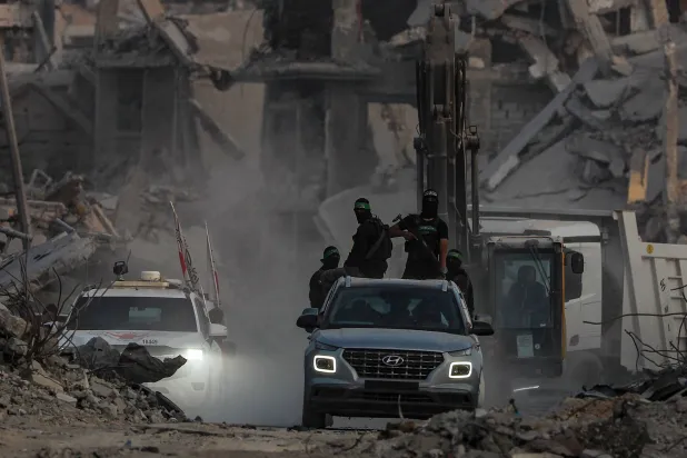 مقاتلون من «كتائب القسام» الجناح العسكري لحركة «حماس» في حي الشجاعية شرق مدينة غزة 5 نوفمبر 2025 (إ.ب.أ)