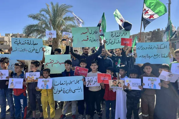 مظاهرة في مدينة دير الزور ضد «قسد» يوم الجمعة الماضي (وسائل التواصل الاجتماعي)