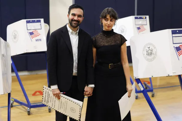 راما دوجي وزوجها زهران ممداني عمدة مدينة نيويورك (رويترز)