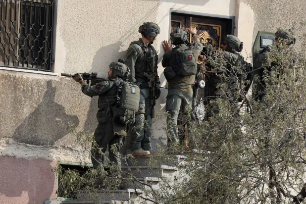 جنود إسرائيليون أثناء مداهمة في طمون قرب طوباس بالضفة الغربية المحتلة 4 نوفمبر 2025 (رويترز)