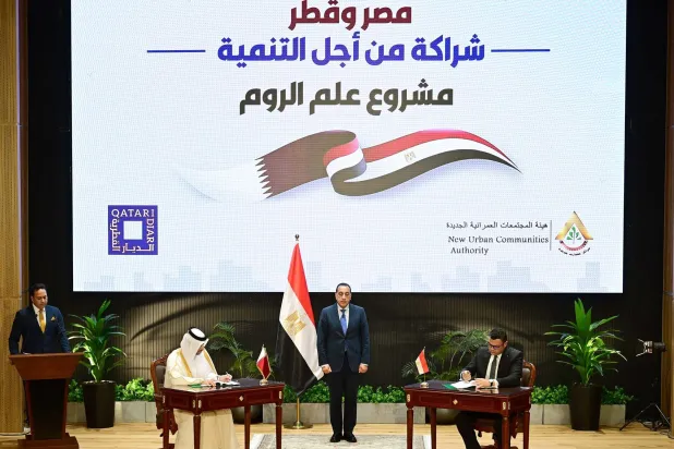 وزير الإسكان المصري ووزير البلدية القطري يوقعان اتفاق علم الروم بحضور رئيس الوزراء المصري (مجلس الوزراء المصري)