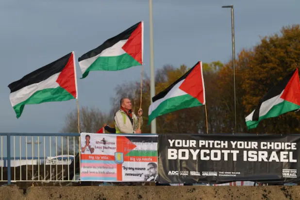 Soccer Football - Pro Palestine supporters display banners and Palestine flags on a bridge above the A38(M) ahead of Aston Villa's UEFA Europa League match against Maccabi Tel Aviv in Birmingham, Britain, November 5, 2025. REUTERS/Matthew Childs