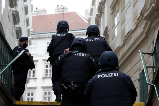 عناصر من الشرطة النمساوية (رويترز)