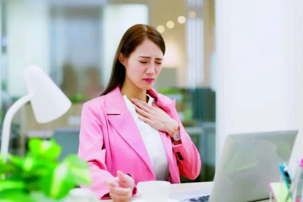 5 أطعمة ومشروبات شائعة قد تفاقم حرقة المعدة