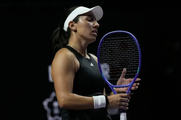  جيسيكا بيغولا تقترب من نصف نهائي البطولة الختامية لموسم اتحاد لاعبات التنس المحترفات (أ.ب)