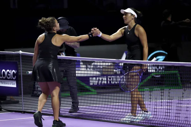 Tennis - WTA Finals - Riyadh - King Saud University Indoor Arena, Riyadh, Saudi Arabia - November 6, 2025 Jessica Pegula of the U.S. shakes hands with Italy's Jasmine Paolini after winning her group stage match REUTERS/Hamad I Mohammed