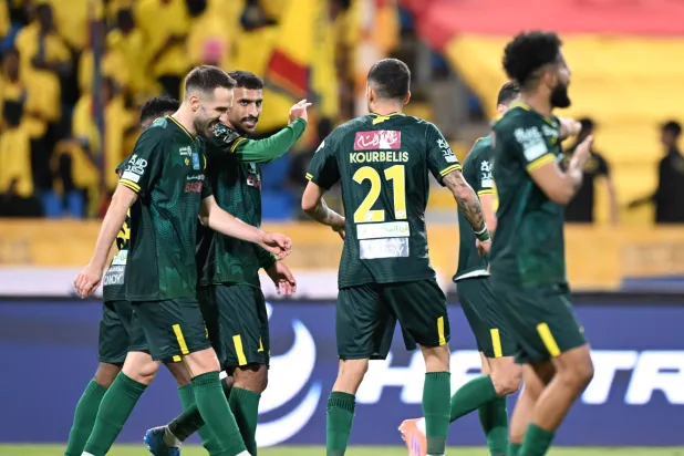 استعاد «الخليج» نغمة انتصاراته وحقق فوزاً ثميناً أمام «الحزم» (تصوير: بشير صالح)