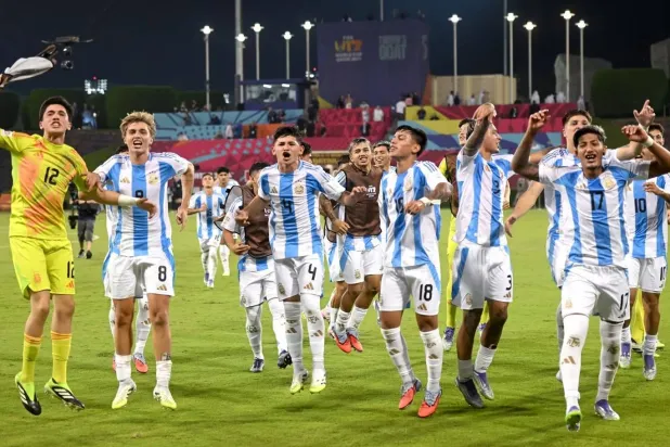 احتفال المنتخب الأرجنتيني بالفوز على تونس (الاتحاد الدولي لكرة القدم)