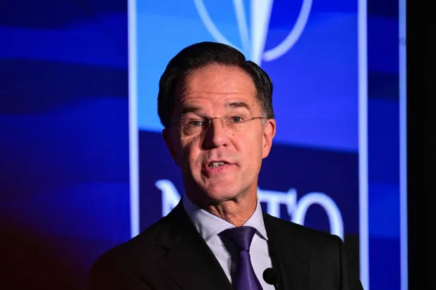 الأمين العام لحلف شمال الأطلسي (ناتو) مارك روته يلقي كلمة بـ«منتدى ناتو للصناعة» 2025 في بوخارست - رومانيا 6 نوفمبر 2025 (أ.ف.ب)