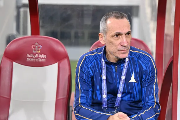 اليوناني جورجيوس دونيس مدرب فريق الخليج (تصوير: بشير صالح) 