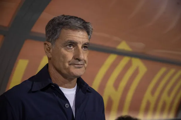 الإسباني ميشيل غونزاليس مدرب فريق القادسية (تصوير: عيسى الدبيسي) 