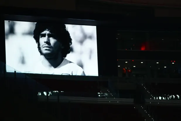  أسطورة كرة القدم الأرجنتيني دييغو مارادونا (رويترز).