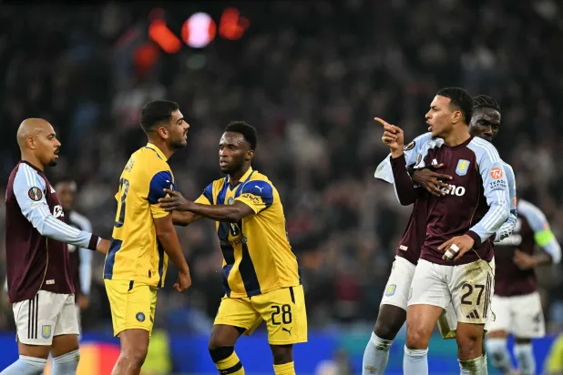 نقاش حاد بين لاعب وسط أستون فيلا مورغان روجرز والمدافع الإسرائيلي راز شلومو (أ.ف.ب).