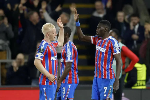 السنغالي إسماعيلا سار يحتفل بتسجيل الهدف الثالث لكريستال بالاس برفقة زميله ويل هيوز (أ.ب).