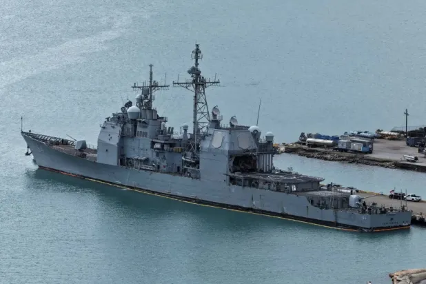 ABD'nin güdümlü füze kruvazörü USS Gettysburg, 4 Kasım 2025'te Porto Riko'nun Ponce Limanı'na yanaştı (Reuters)